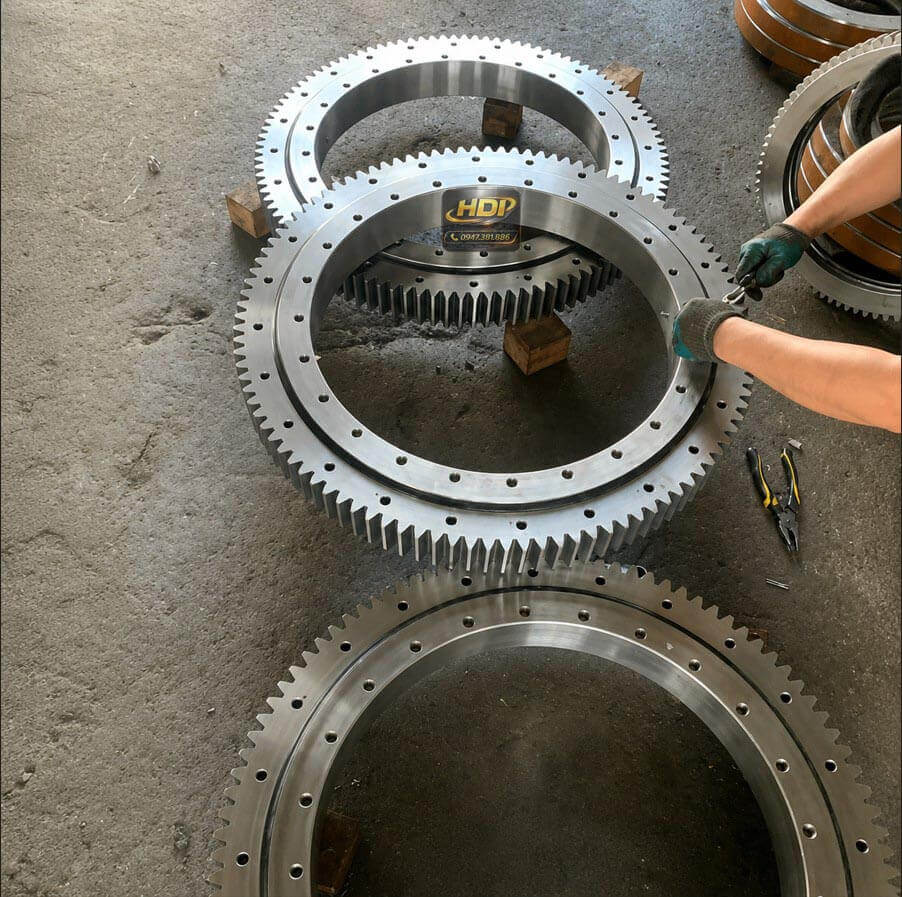 Gia công vòng bi mâm xoay răng ngoài hạng trung trong xưởng cơ khí công nghiệp