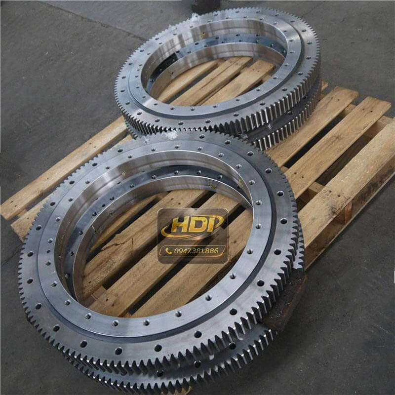 Vòng bi mâm xoay răng ngoài tải nặng Series 011 đặt trên pallet gỗ
